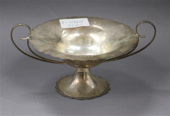 An Edwardian silver two handled tazza, Birmingham, 1904, 11 oz.